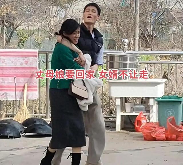 女婿当众搂腰挽留丈母娘，10天后评论区还在吵：这算亲？还是越界